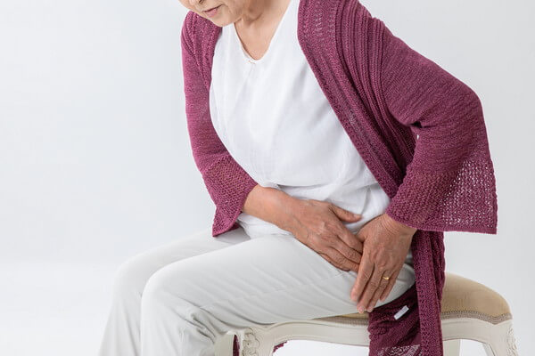 股関節を抑える年配の女性