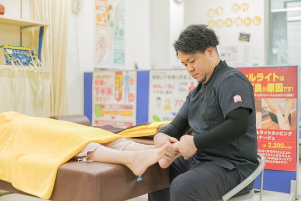 足の施術中