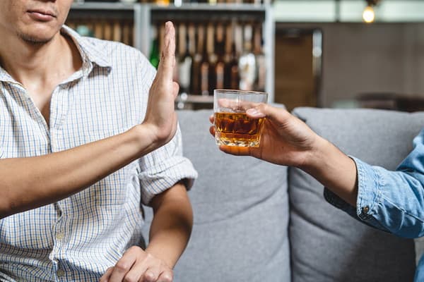 進められたお酒を断る男性